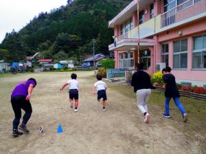 10月23日：昨日から持久走大会に向けた業間練習がスタートしました。保護者・地域の皆様、子ども達と一緒に走りませんか。