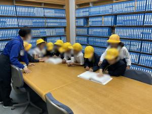 10月27日：10月24日には、錦清流小学校と合同で社会見学に行きました。写真は、岩国中央図書館で熱心に資料を観察している様子です。