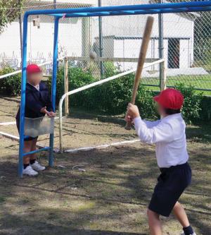 10月28日：休み時間にトスバッティングをしました。野球部の練習のようですね。