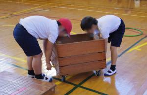 10月29日：体育ではとび箱に取り組んでいます。準備、片付けもすべて自分たちで行っています。すばらしい！