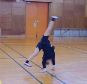 10月30日：休み時間に側転をしました。体操選手のような姿勢です。