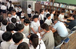 2年生が九九を聞いてもらっています