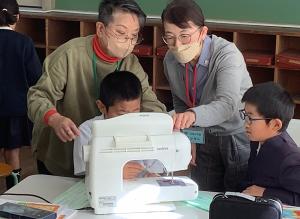 ミシンの操作を習っています