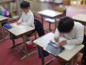 11月７日：漢検１０級の模擬テストをしました。問題をしっかり読むこと、「とめ・はね・はらい」に気を付けて丁寧に字を書くことなどを繰り返し伝えています。