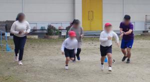 11月12日：寒くなりましたが、毎日持久走練習をがんばっています。今日は、地域の方、ALTの先生と一緒に走りました。掃除では、学習発表会のときに気持ちよく使ってもらうため、トイレ掃除をがんばりました。よくがんばりました！