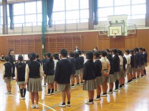 子どもが合唱の練習をしている画像