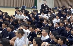 演劇に集中する子どもたち