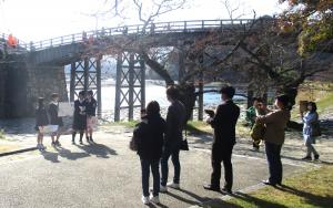 錦帯橋前での説明