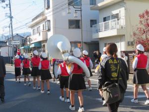 高森小学校吹奏楽クラブが天神祭のパレードに参加している画像