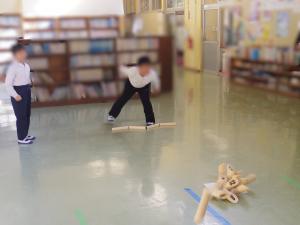 11月26日：12月2日の錦中学校区小中持久走大会後に行うレクレーション（モルック）の練習をしました。