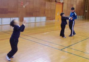 12月4日：竹を自分で削って竹とんぼを作り、体育館で飛ばして遊びました。材料は、放課後子供教室事務局の方が提供してくださいました。