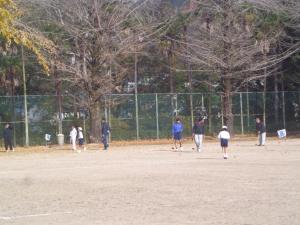 12月2日　小中合同持久走大会後レクリエーション：小中学生、地域の人が一緒にスポーツ