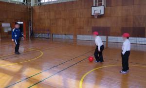 12月8日：昼休みには、担任対児童＋養護教諭でサッカーの試合をしました。しっかり運動することができていました。