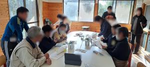 12月10日:旧宇佐小学校で鮎提灯作りをしました。宇佐サロンの皆様に様々なサポートをしていただき、楽しい雰囲気の中で鮎提灯の色塗りをすることができました。鮎提灯は、宇佐川小学校の玄関に飾ってあります。