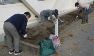 ボランティアの皆さんの整備・植え替え作業