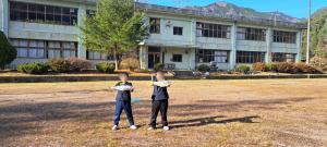 12月11日：旧宇佐小学校をバックに鮎提灯をもって写真を撮りました。いい感じです。