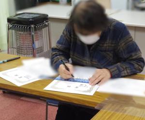 12月12日：児童のため、一枚一枚心を込めて丁寧に、賞状の筆耕をしていただきありがとうございます。賞状を受け取る児童の喜ぶ顔が目に浮かびます。