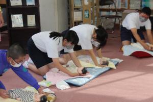 生徒が赤ちゃん（人形）のおむつ交換をしています。