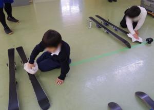 12月18日：スキー板にワックスを塗りました。スキー靴を履いたり、歩いたりする練習もしました。わくわく感が高まってきたようです。