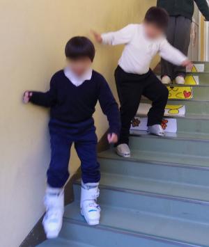 12月19日：スキー靴を履いた歩行練習の様子です。慎重に歩を進めています。