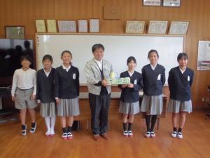 赤い羽根募金受け渡し