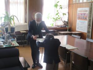 児童が校長室で表彰されている画像