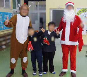 12月22日：やましろ商工会のやさしいサンタさんとトナカイさんが子ども達にプレゼントを届けにきてくれました。子ども達は大喜びで、「来年もがんばる」と約束していました。サンタさん達はフィンランドの方へ帰っていきました。