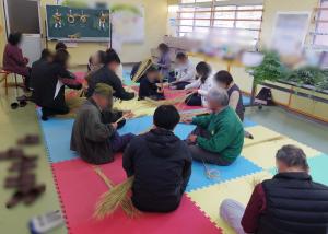 12月23日：しめ縄作りを行いました。地域の方に教えていただきながら、地域の材料100％のしめ縄を完成させました。多くの方に参加していただき、話をしながら楽しく作業をすることができました。