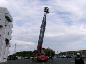 はしご車に乗った写真