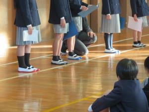 代表児童が新年の誓いを発表している画像