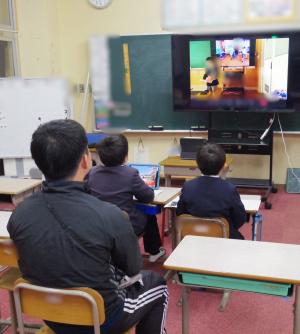 1月13日：そお小学校とのオンライン交流学習１回目を実施しました。今日は、お互いの学校について紹介し合いました。そお小学校へ転勤された○○校長先生の優しい声も聞くことができました。