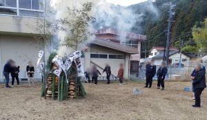 1月15日：地域の皆様と合同でとんどを実施しました。無病息災の一年になるといいですね。準備・片付けに協力していただいた皆様、ありがとうございました。