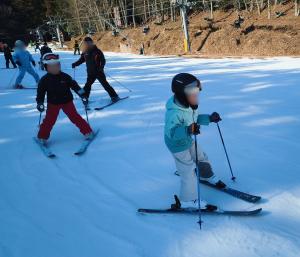 1月16日：スキー教室一回目を実施しました。滑ると汗ばむくらいの天候でしたが、指導してくださる先生の話をよく聞いて、最後まで元気に滑ることができていました。