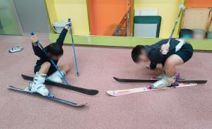 1月20日：明日のスキー教室2回目に向けて、スキー場で必要となる動きを練習しました。