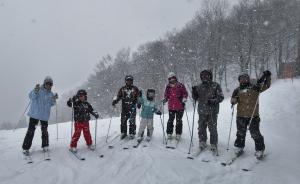 1月21日：スキー教室2回目、ゲレンデの頂上で記念撮影をしました。二人とも最後までよく頑張りました。