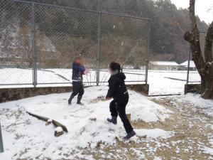 1月22日：雪が少し積もり、昼休みにはおきまりのように雪合戦が始まりました。二人で雪合戦を楽しむため、投げてもいい距離、当てていい場所等のルールを決めました。白熱しました。