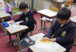 1月27日:スキー教室のときに、付きっきりで教えていただいた指導員の先生にお礼の手紙を書きました。丁寧に手紙を書き、三つ折りや封入、郵便局での投函も自分たちでしました。感謝の気持ちが伝わることと思います。