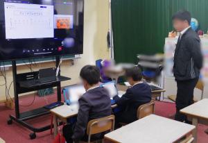 1月28日：河内小とのオンライン交流学習（道徳）では、友達の粘土作品を壊してしまった主人公の気持ちの変化を、意見を出し合いながら考えました。