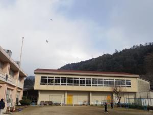 1月29日：昼休みには、凧揚げをしました。校舎よりも高くまで飛ばすことができました。