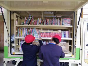 1月30日：チャレンジ目標「毎回自動車図書館で８冊借りる」を実践しています。自動車図書館の皆様、子ども達が喜ぶ本を持ってきてくださりありがとうございます。