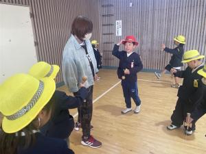 けん玉に挑戦する少年