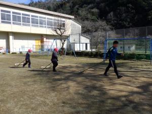 2月4日：今日の掃除時間は、レイキを使って運動場を整地しました。前の人が通った跡をよく見ながら進み、運動場をきれいにすることができました。