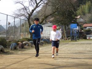 2月6日：業間時間には、自分から提案して運動場を10周走りました。いいタイムでした。