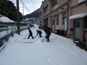 2月10日：給食センターの車が入れるようにするために、雪かきをしました。ありがとう！今日もおいしい給食を食べましょう。