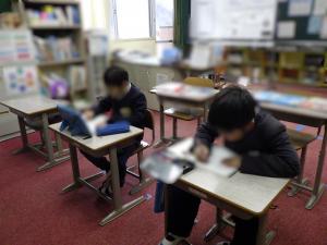 2月12日：朝の会では、聞く力を高めるため、タブレットで日課の読み上げを聞き、ノートに書き写すようにしています。今日も真剣な表情で取り組んでいました。