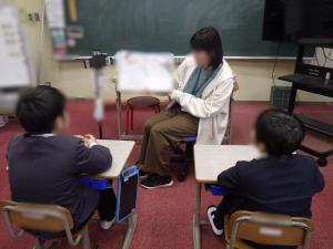 2月13日：養護教諭による読み聞かせの様子です。今日は、「はるをさがしに」でした。身を乗り出して見聞きしていました。