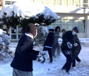 先生も一緒に雪合戦