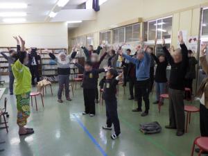 2月17日：人権教育講演会、笑いヨガ～笑顔を大切にして生活しよう～を実施しました。「表情で人生が変わります」「あなたが笑うとき、あなたは変わります」たくさん笑いながら、みんなが幸せになる大切なことを学ぶことができました。