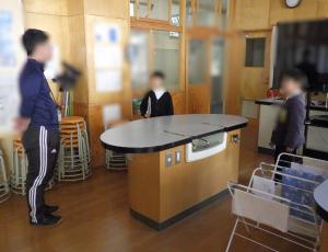 1月19日：明日は一日入学です。これまで2年生は、新1年生のためにプレゼント作成や対面式の練習などに取り組んできました。今日も校舎内を案内する練習をしました。新1年生、みんなで待ってまーす！