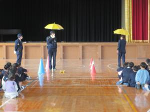 警察官が新入生に交通指導をしている画像